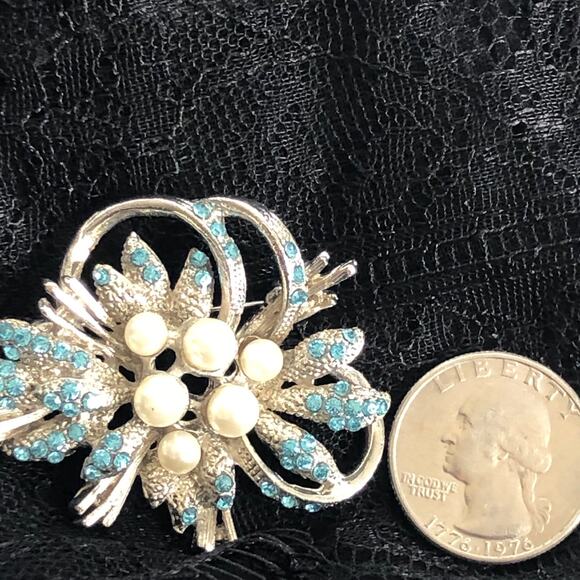Vintage Blue Rhinestone and Pearl Brooch Bouquet Pin - Picture 4 of 8